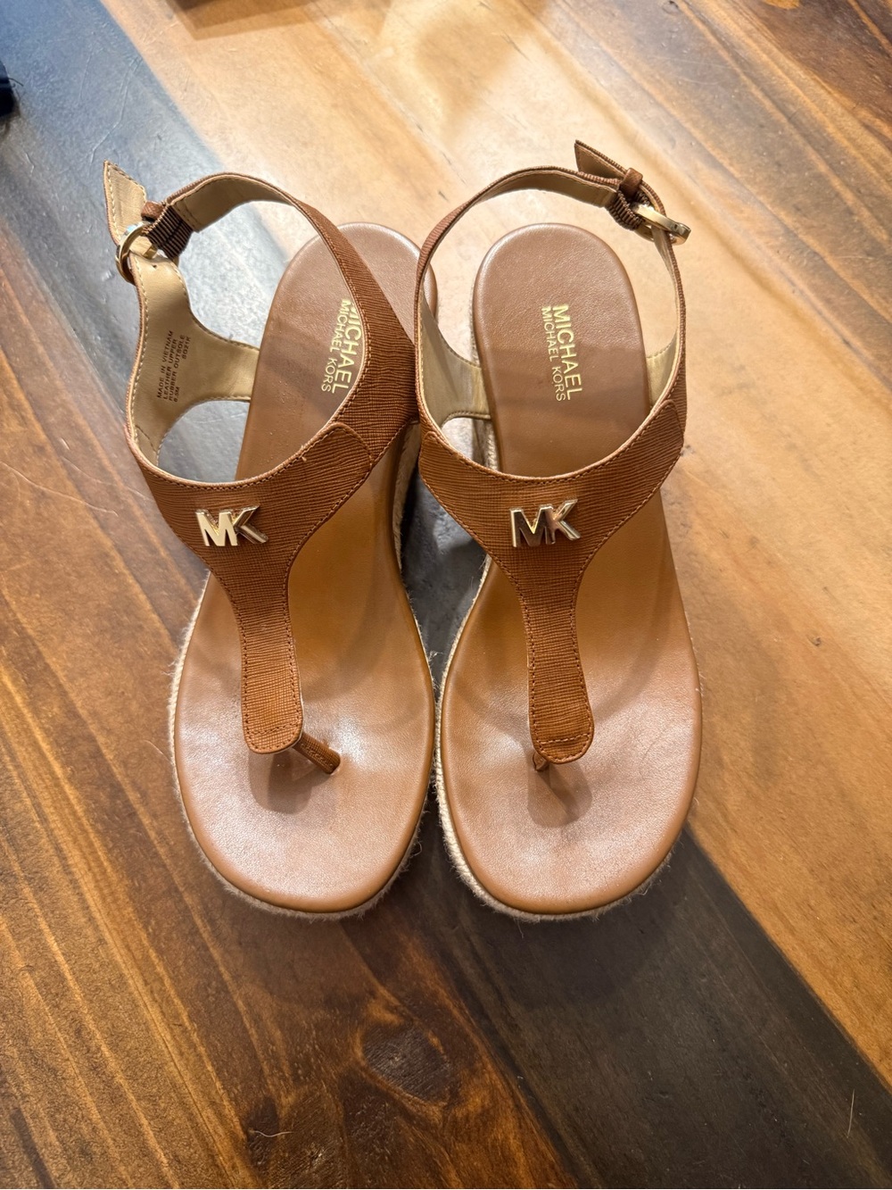 Michael Kors Tan Leather MK Logo Thong Sandals with Gold Hardware - Picture 8 of 9